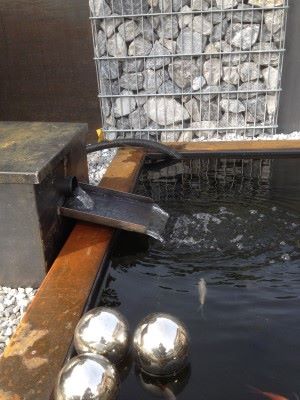 Gestaltung im Garten mit Metall und Stein